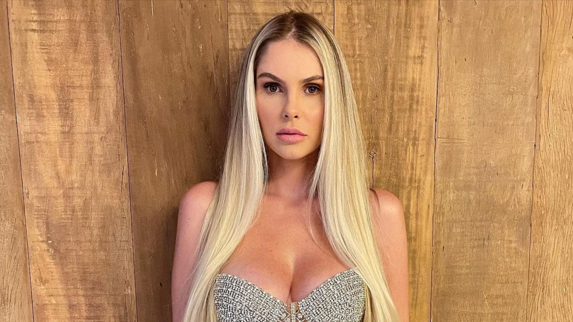 Bárbara Evans posa de maiô cavado em dia de praia em Punta Cana