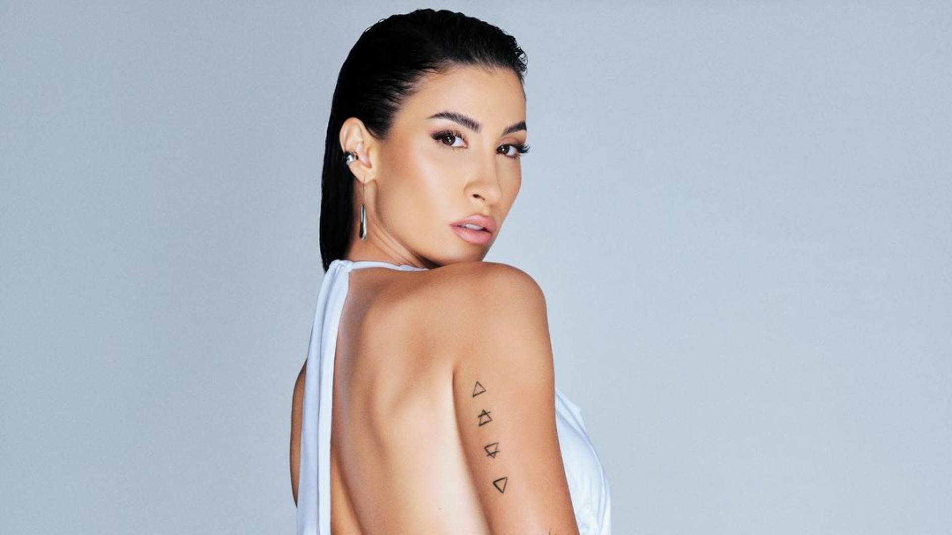 Bianca Andrade exibe curvas exuberantes com biquíni minúsculo
