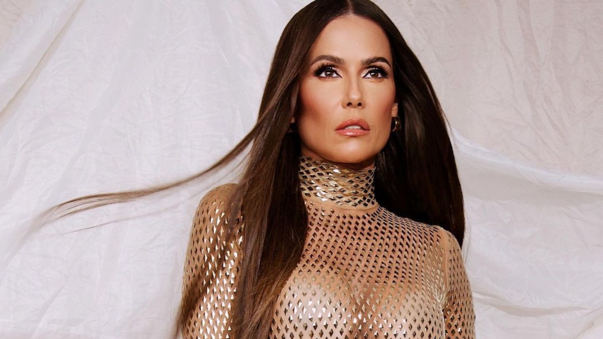 Deborah Secco abusa no look e usa top minúsculo e calcinha fio-dental