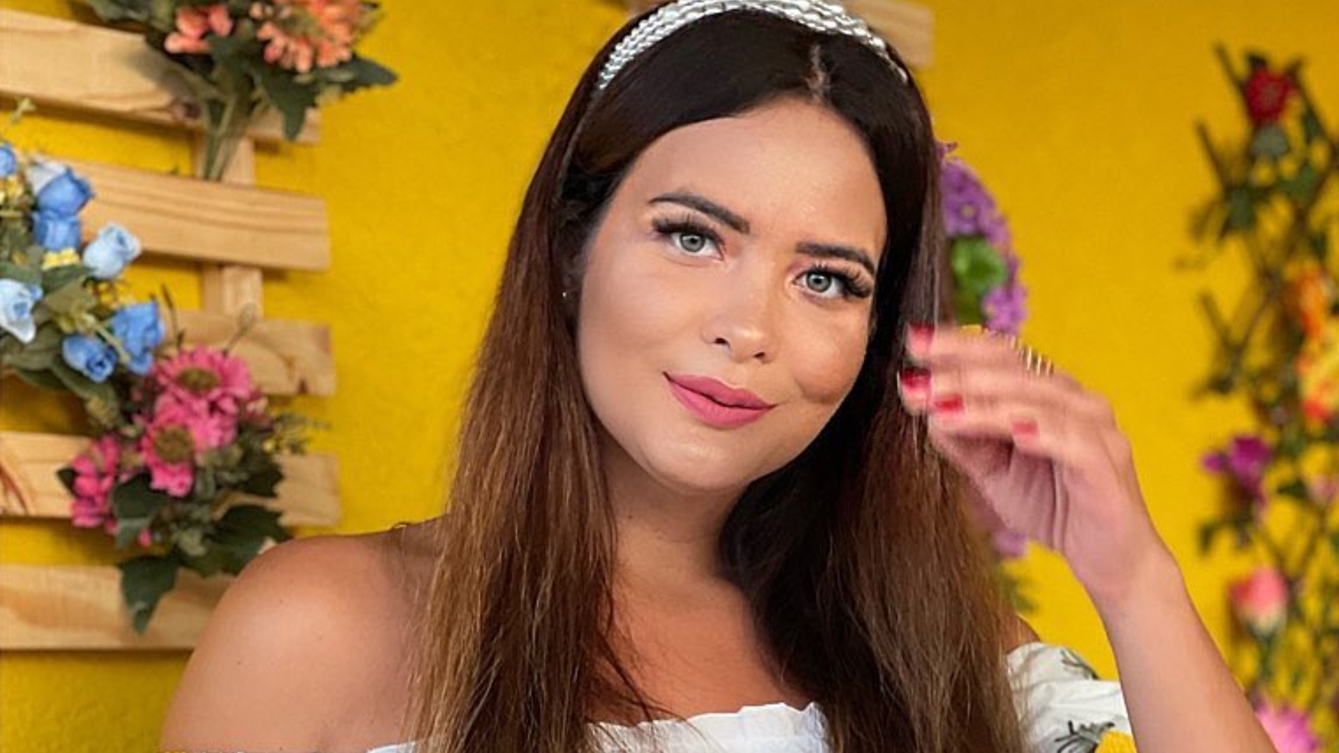Geisy Arruda dá show de sensualidade com lingerie branca