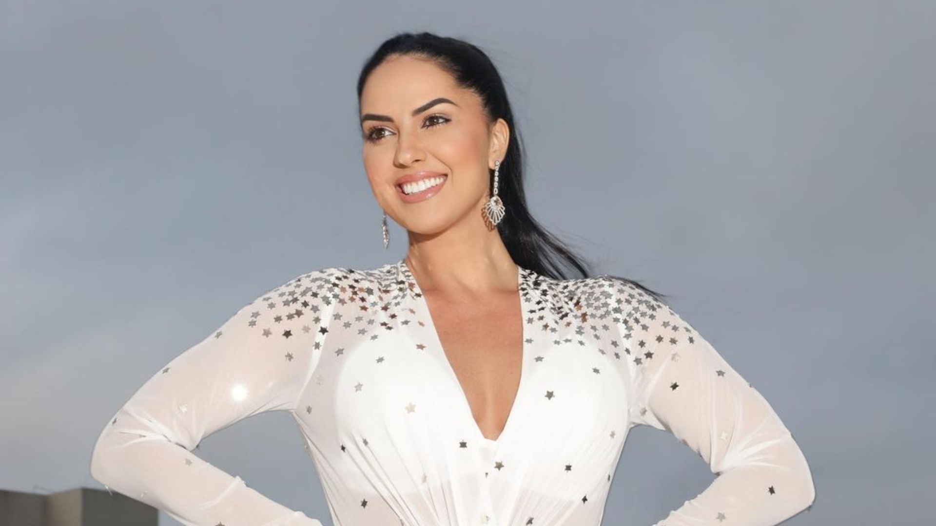 Companheira de Zezé Di Camargo, Graciele Lacerda exibe bumbum empinado com biquíni rosa