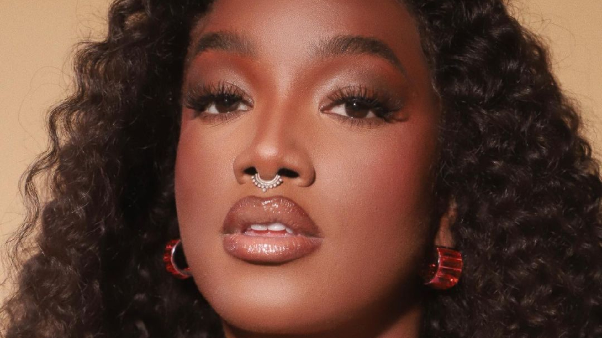Iza usa look rosa em cenário paradisíaco e arranca suspiros na web