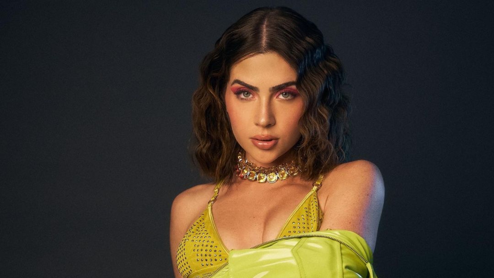 Jade Picon exibe barriga trincadíssima com biquíni minúsculo