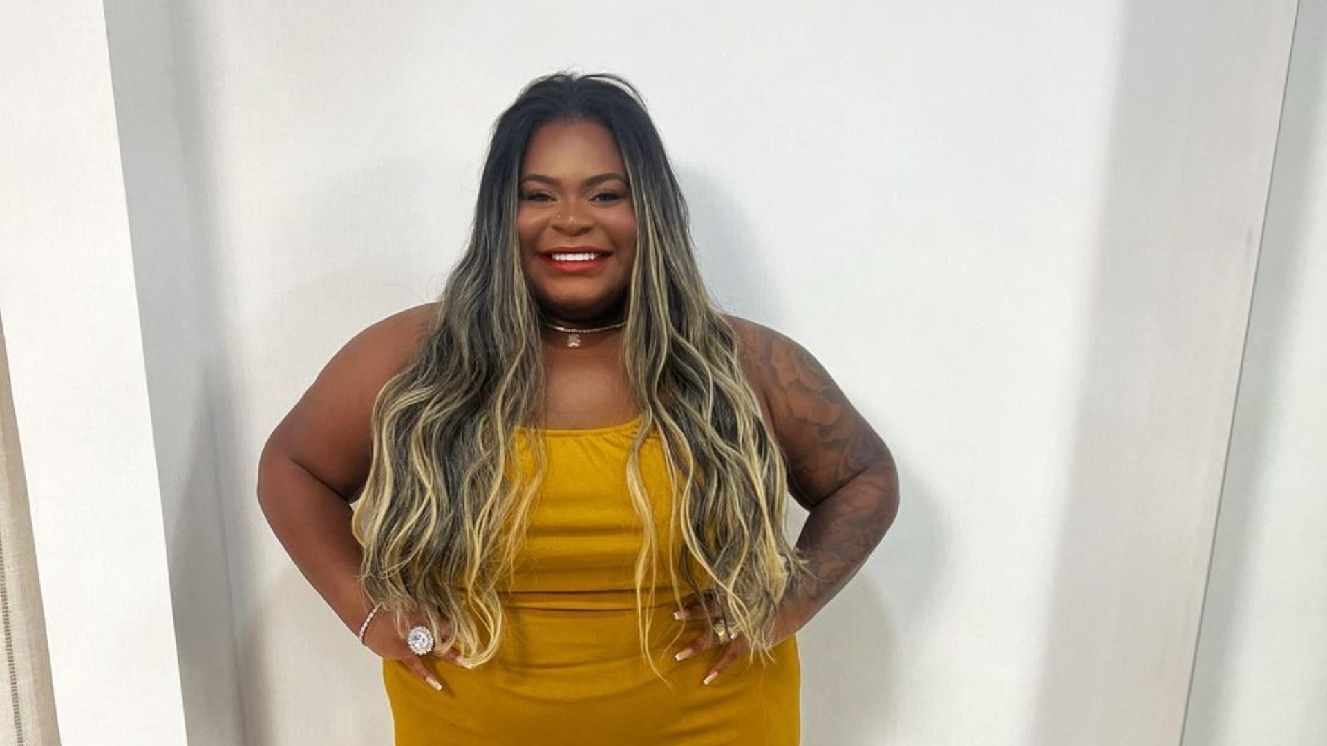 Jojo Todynho empina bumbum gigante com calcinha fio-dental