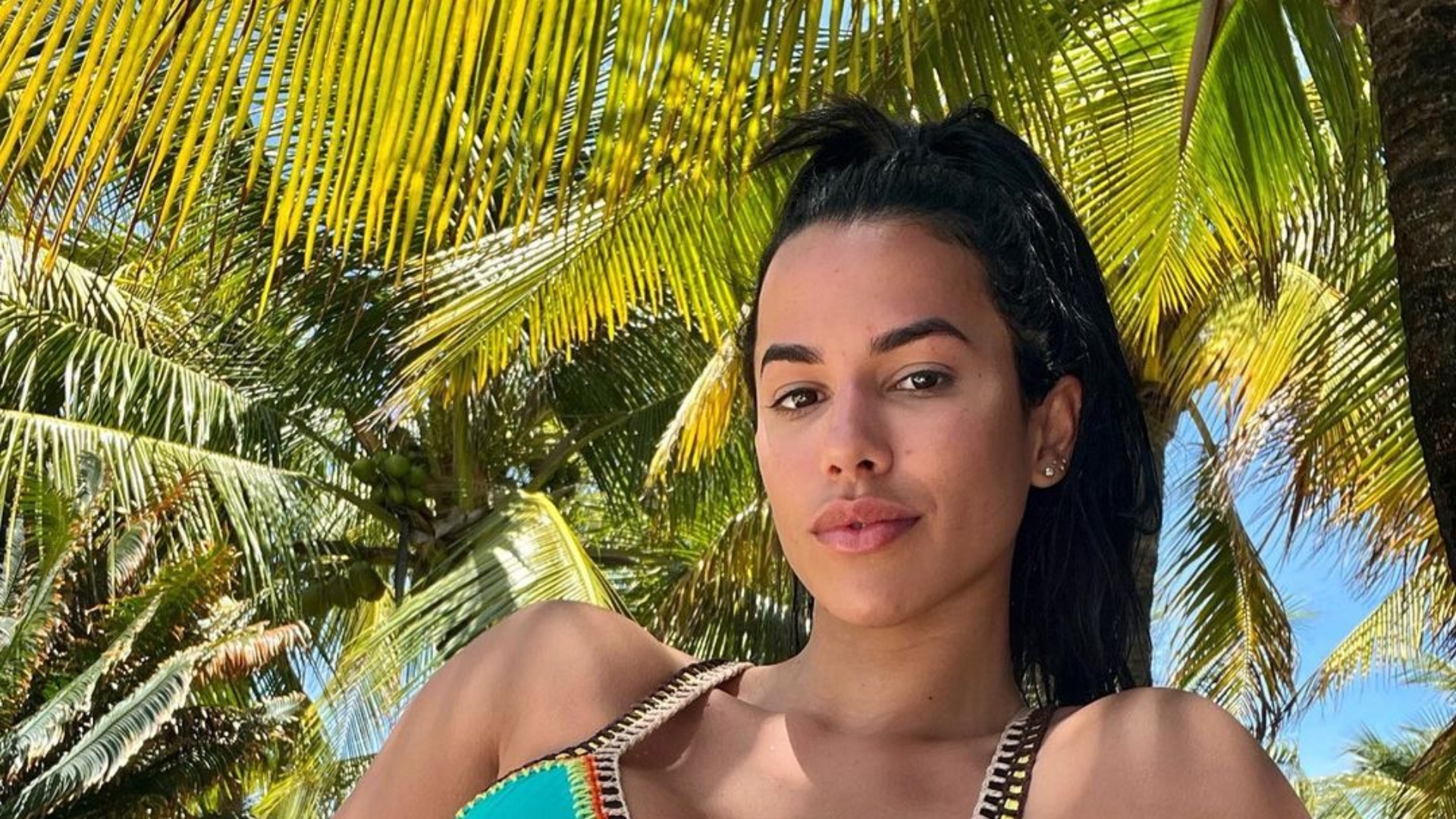 Ex-BBB Larissa Tomásia aposta em top ousadíssimo e quase mostra demais