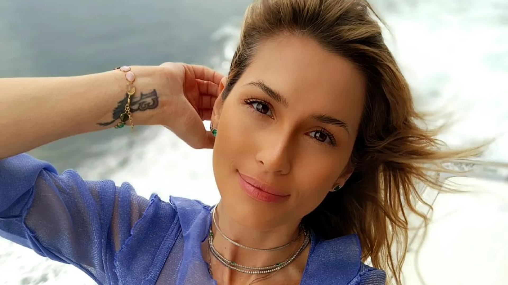 Lívia Andrade toma banho de piscina com biquíni transparente