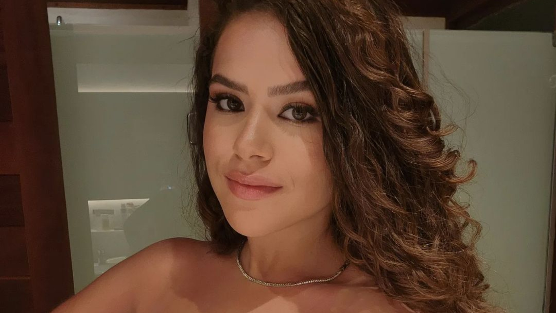 Maisa deixa calcinha completamente à mostra com modelito transparente