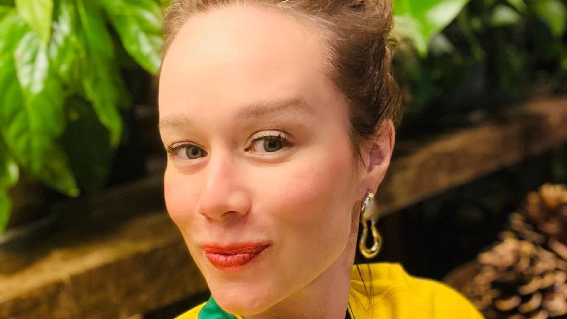 Mariana Ximenes ostenta bumbum empinado com maiô cavado
