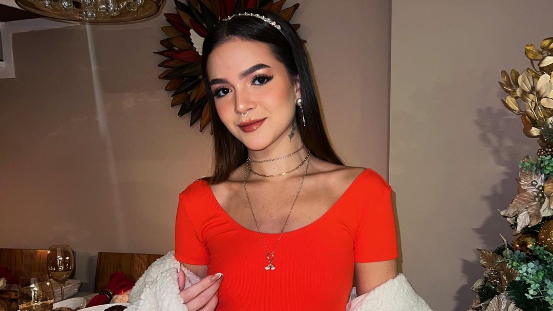 Mel Maia exibe curvas exuberantes com biquíni pequenininho