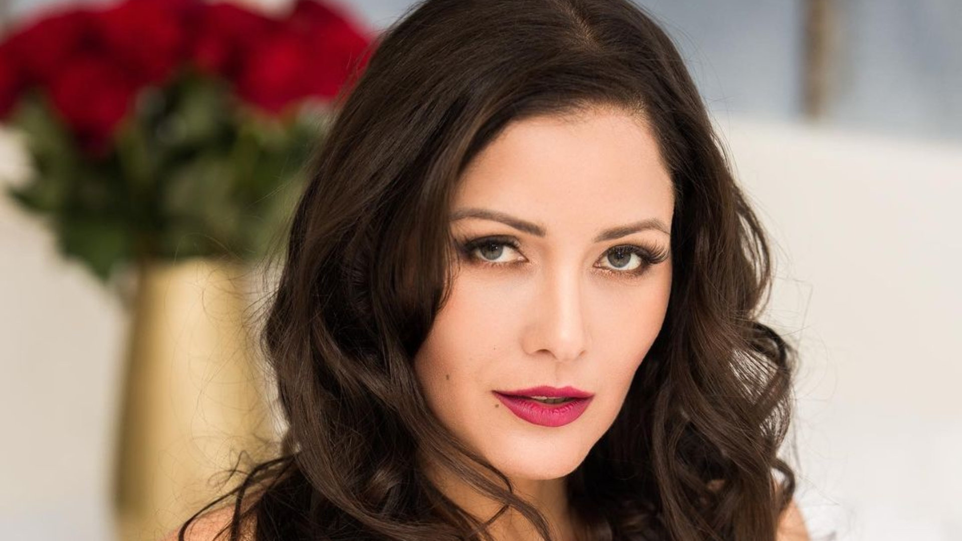 Nana Gouvea ostenta curvas exuberantes com lingerie ousada