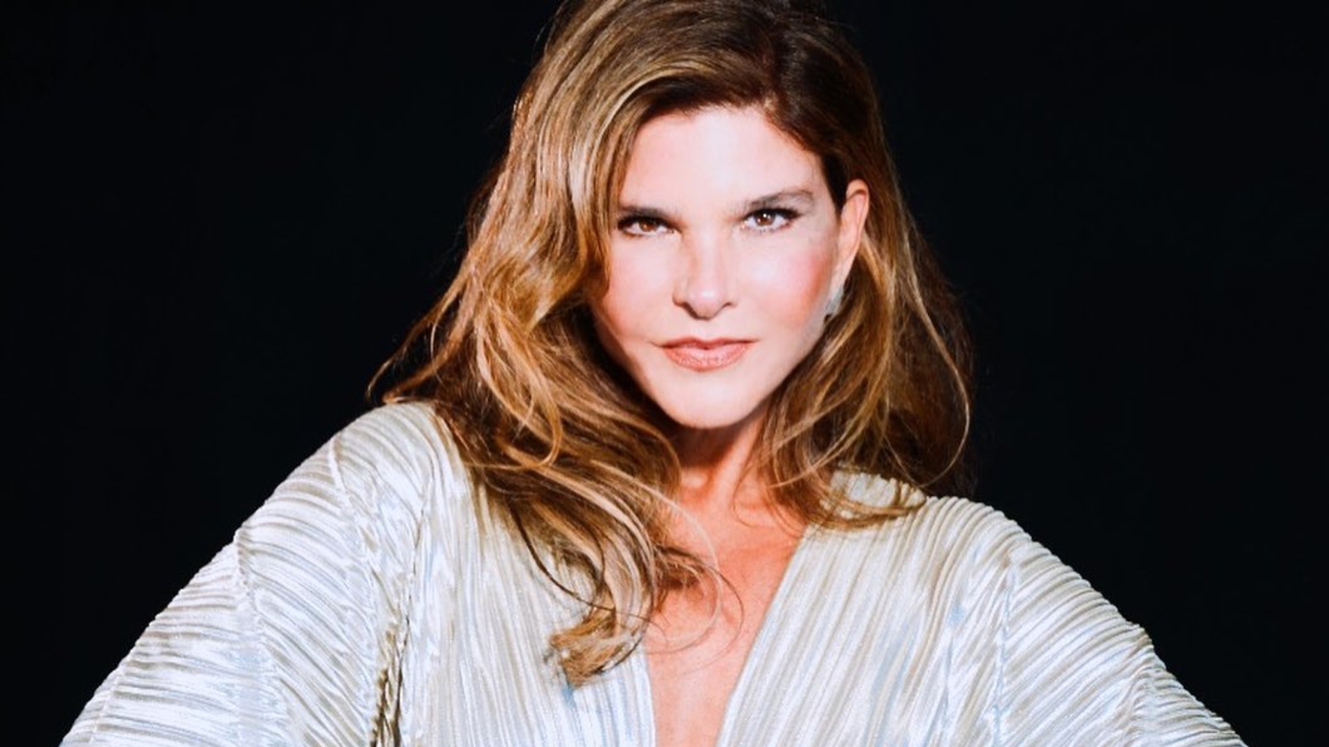 Aos 59 anos, Cristiana Oliveira usa biquíni fininho e exibe corpo real