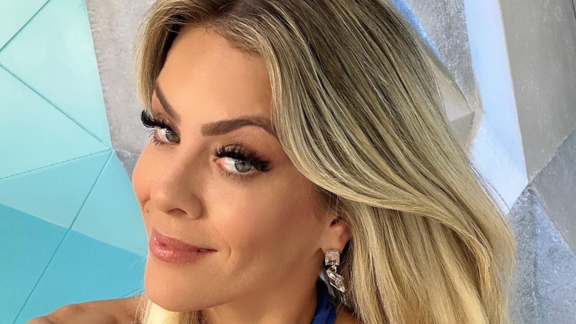 Renata Fan exibe curvas exuberantes de biquíni e faz desabafo sincero