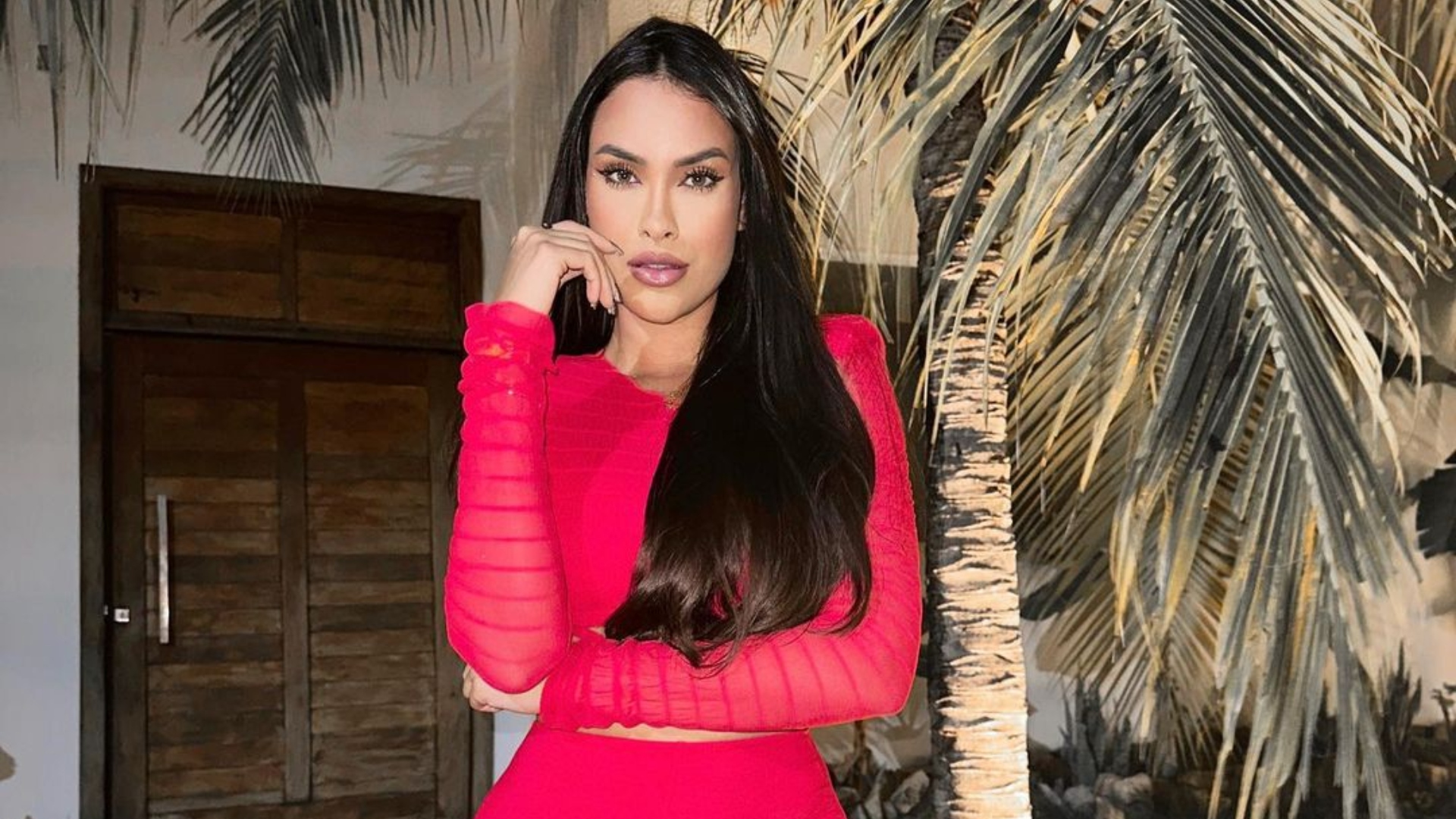 Sarah Andrade aposta em modelito ousadíssimo e quase mostra demais