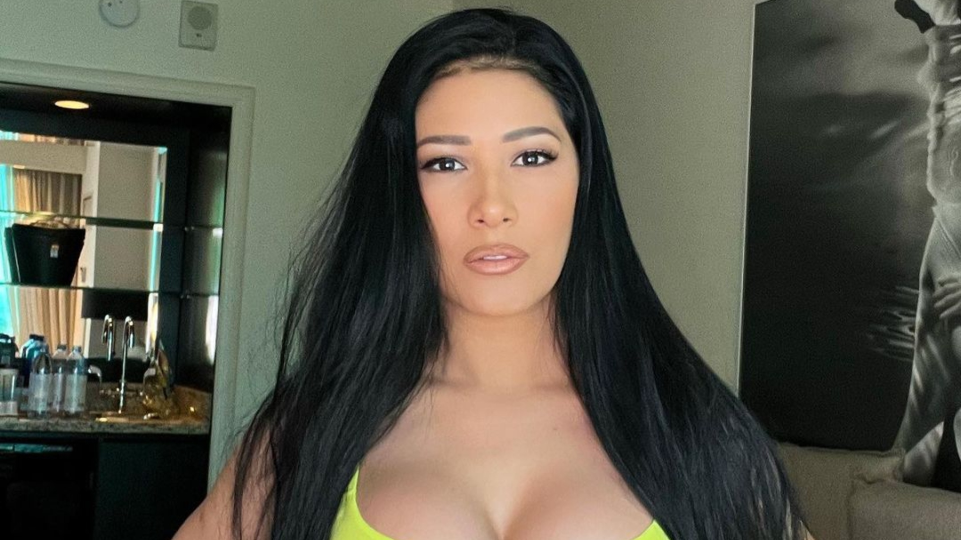 Simaria usa só parte de cima do look e conquista elogios dos internautas