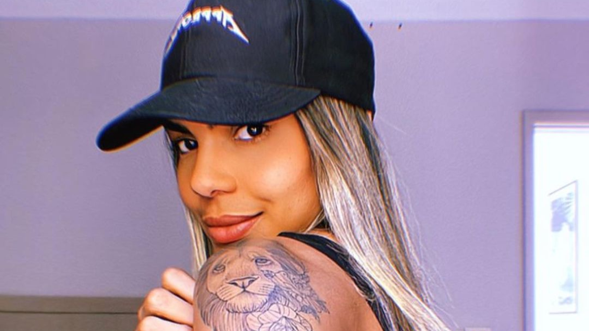 Tays Reis ostenta bumbum empinado com calcinha minúscula
