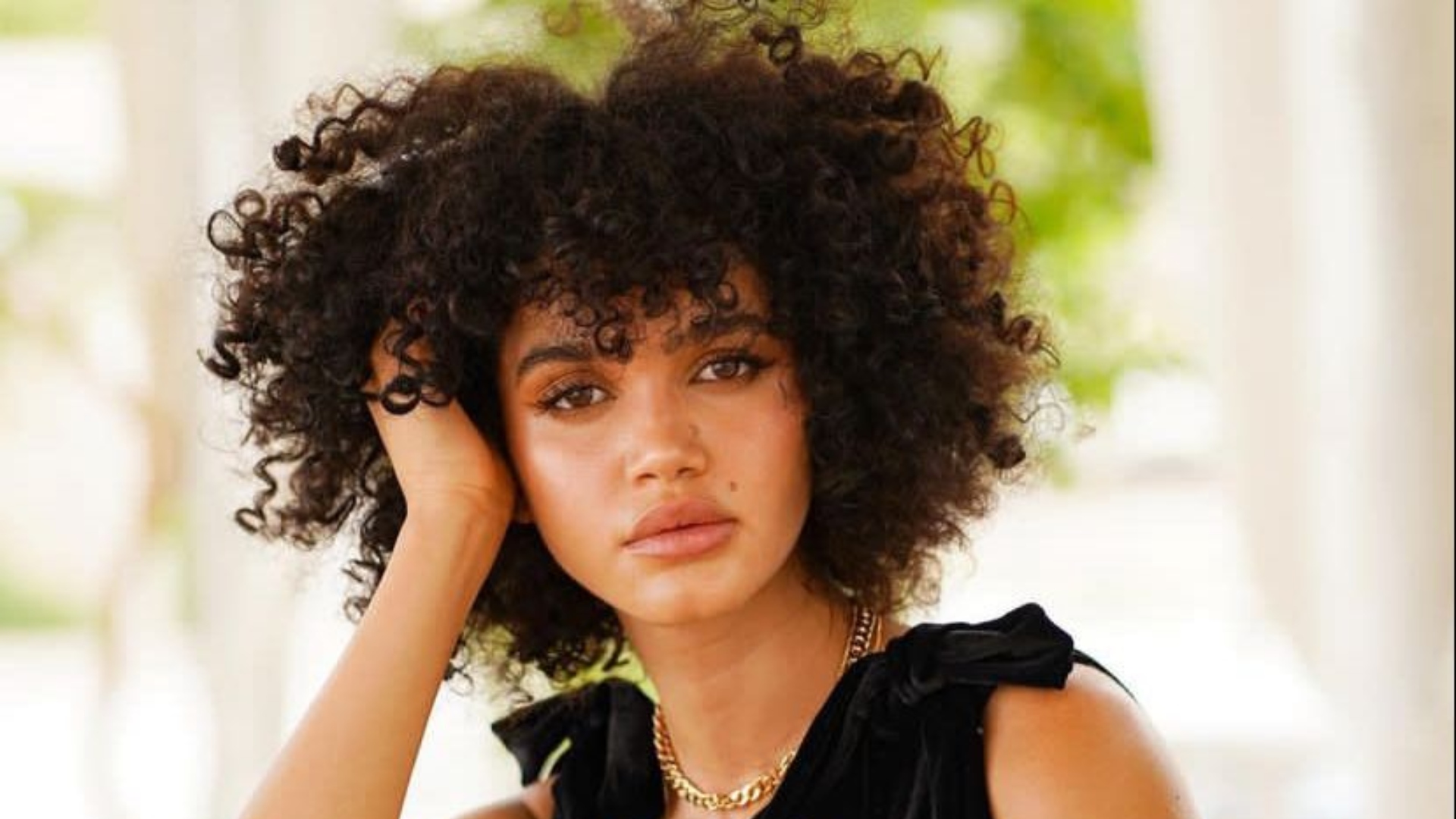 Modelo fala sobre sua relação com seu cabelo e revela que sofreu preconceito: “Alisei em busca de maior aprovação”