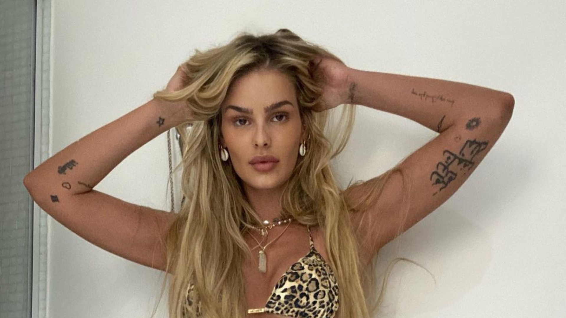 Yasmin Brunet exibe bumbum empinado com biquíni minúsculo
