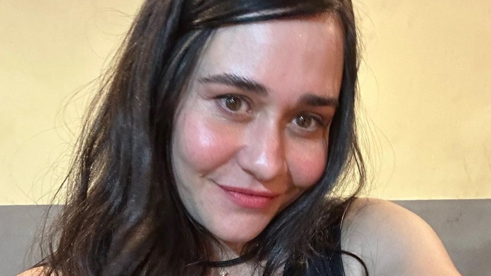 Alessandra Negrini ostenta decote ousadíssimo e quase mostra demais