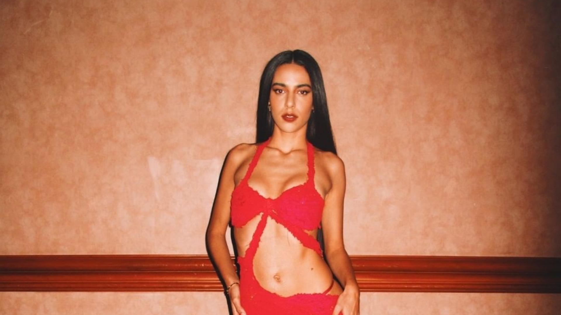 Marina Sena deixa seios completamente à mostra em evento