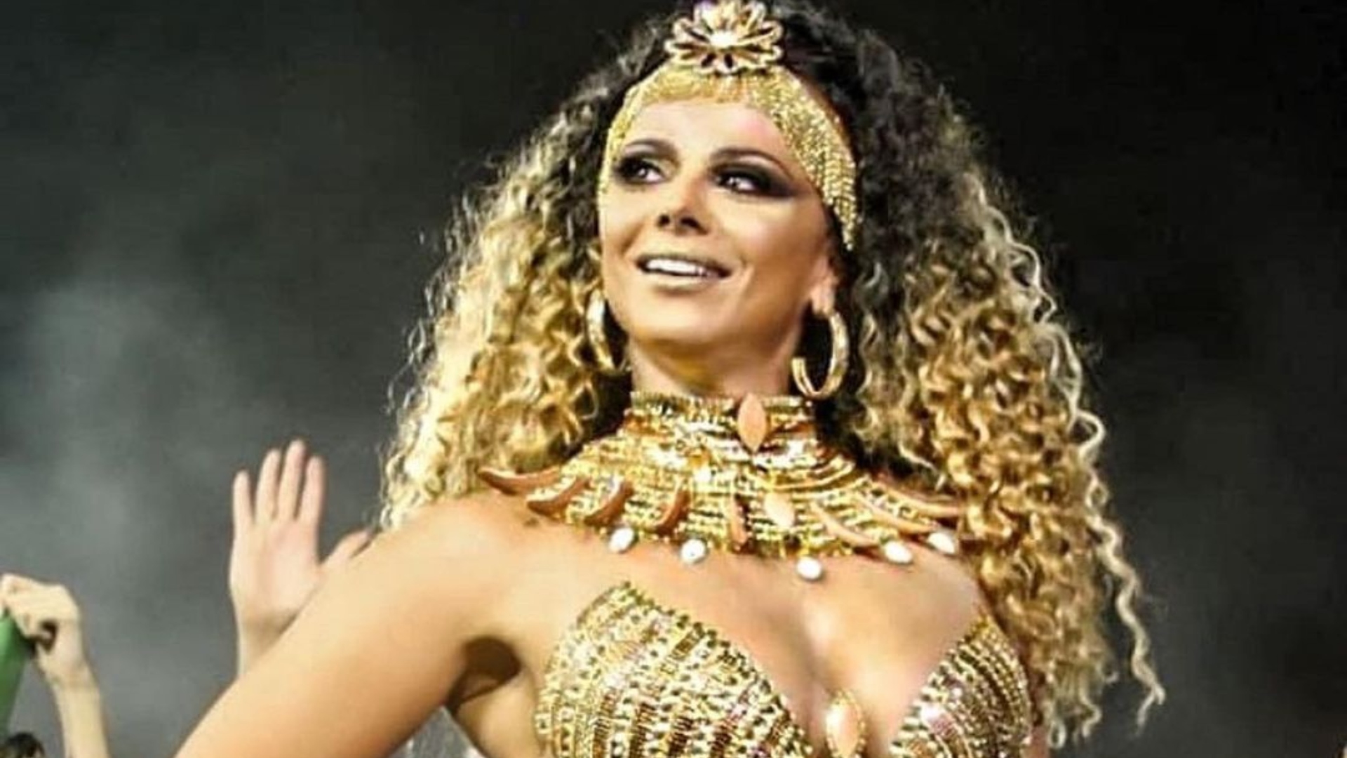Viviane Araujo dá show de rebolado com look minúsculo