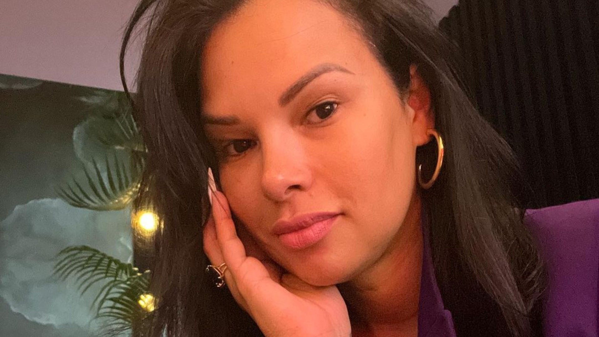 Ex-BBB Ariadna posa completamente nua e não esconde nada