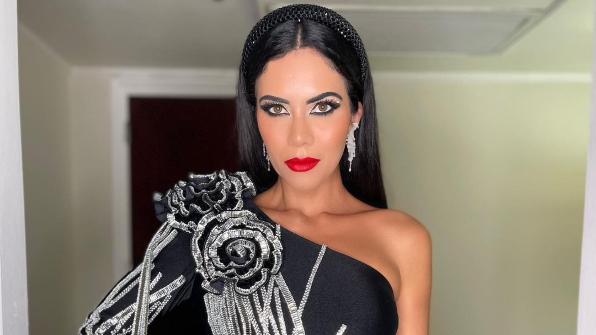 Daniela Albuquerque exibe bumbum empinado com biquíni minúsculo