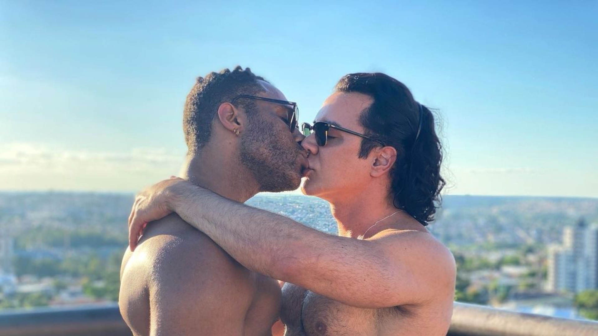Emocionante! Fred Nicácio reencontra esposo e encanta a web: “Meu príncipe”