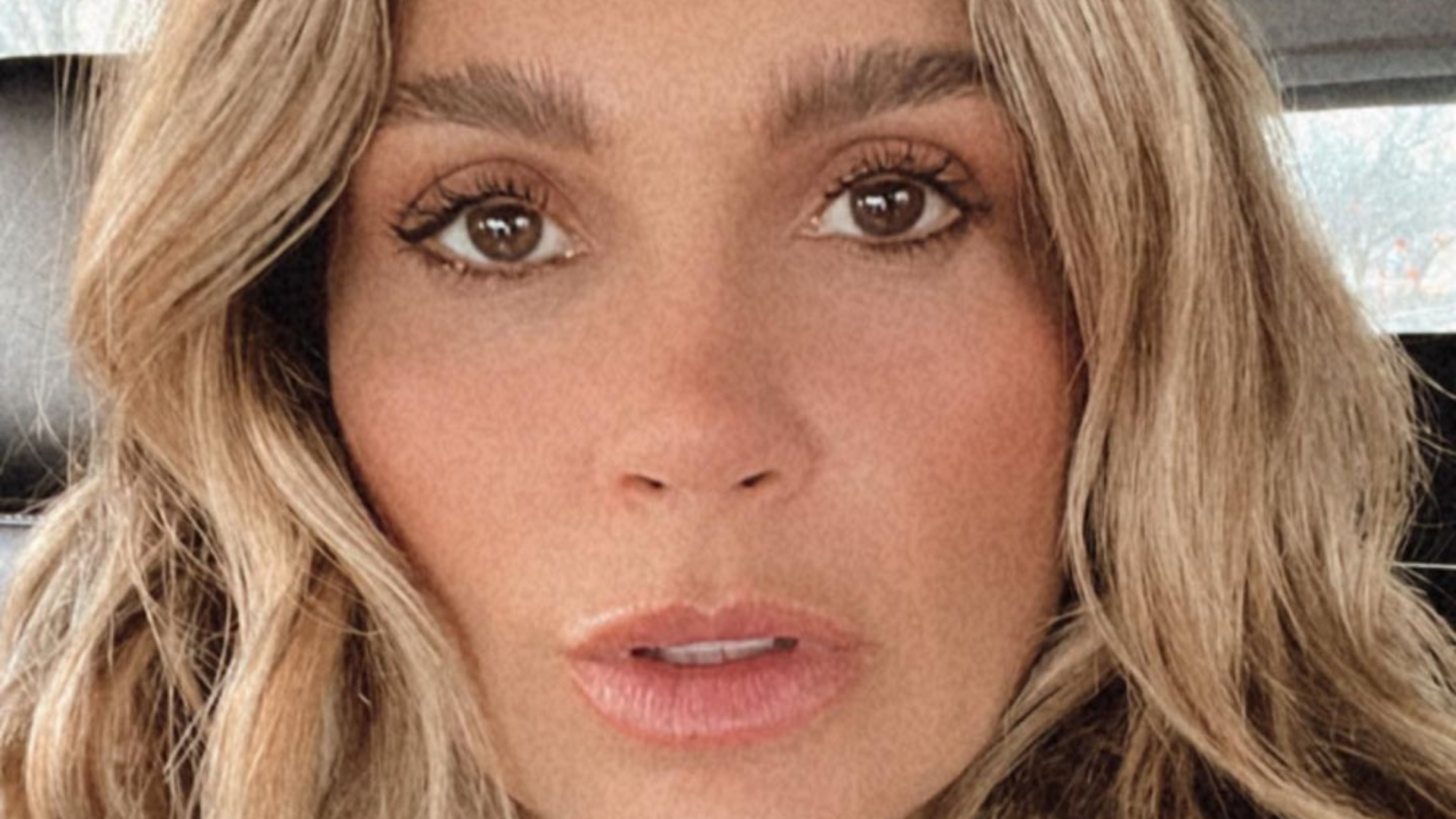Flávia Alessandra exibe curvas exuberantes com look coladíssimo