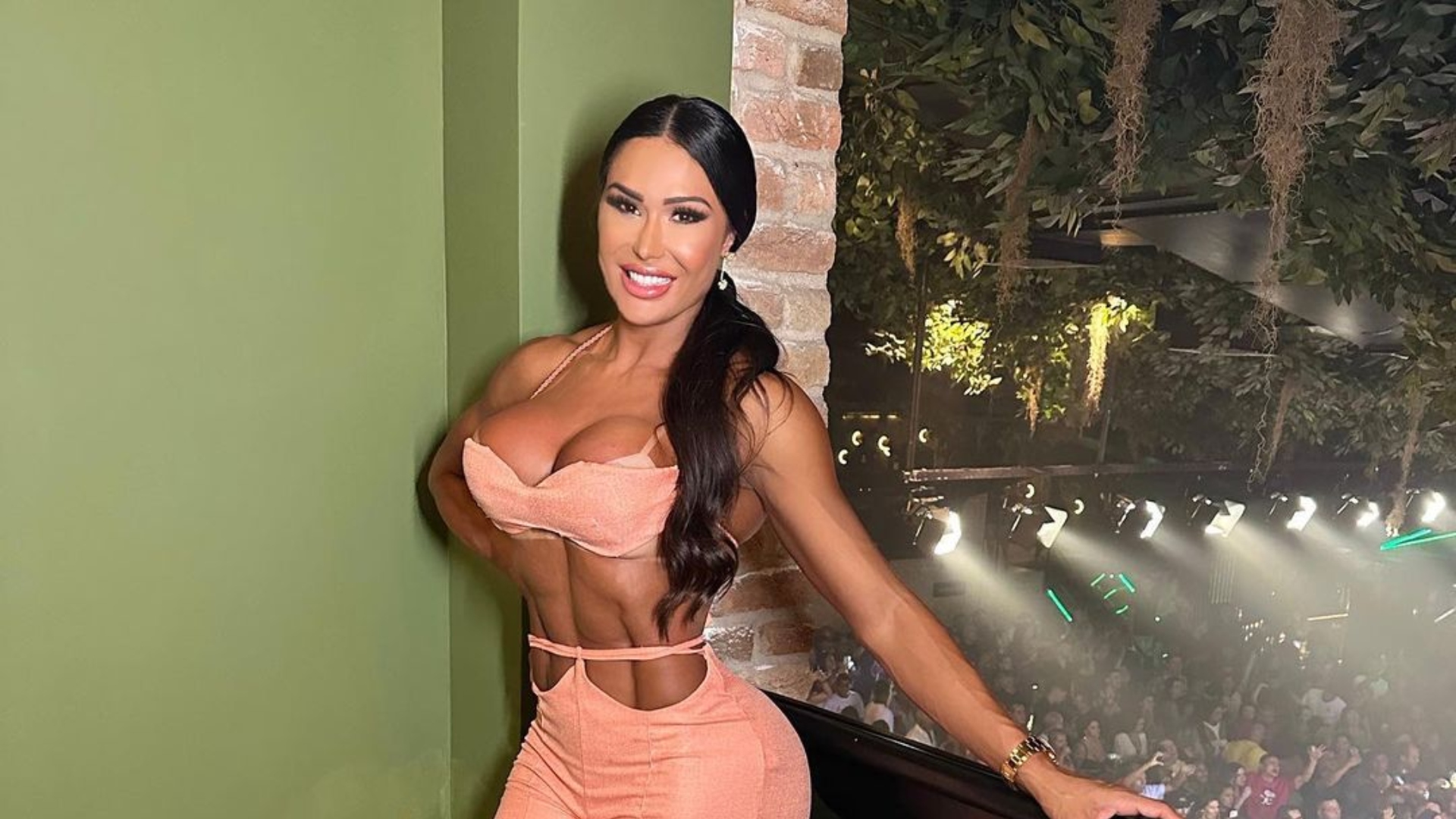 Gracyanne Barbosa ‘dá close’ no bumbum com body fio-dental