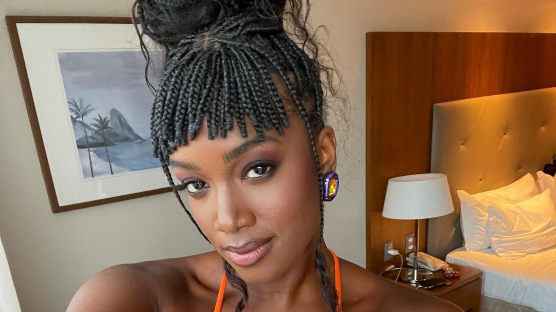 Iza ostenta barriga sarada com top curtinho