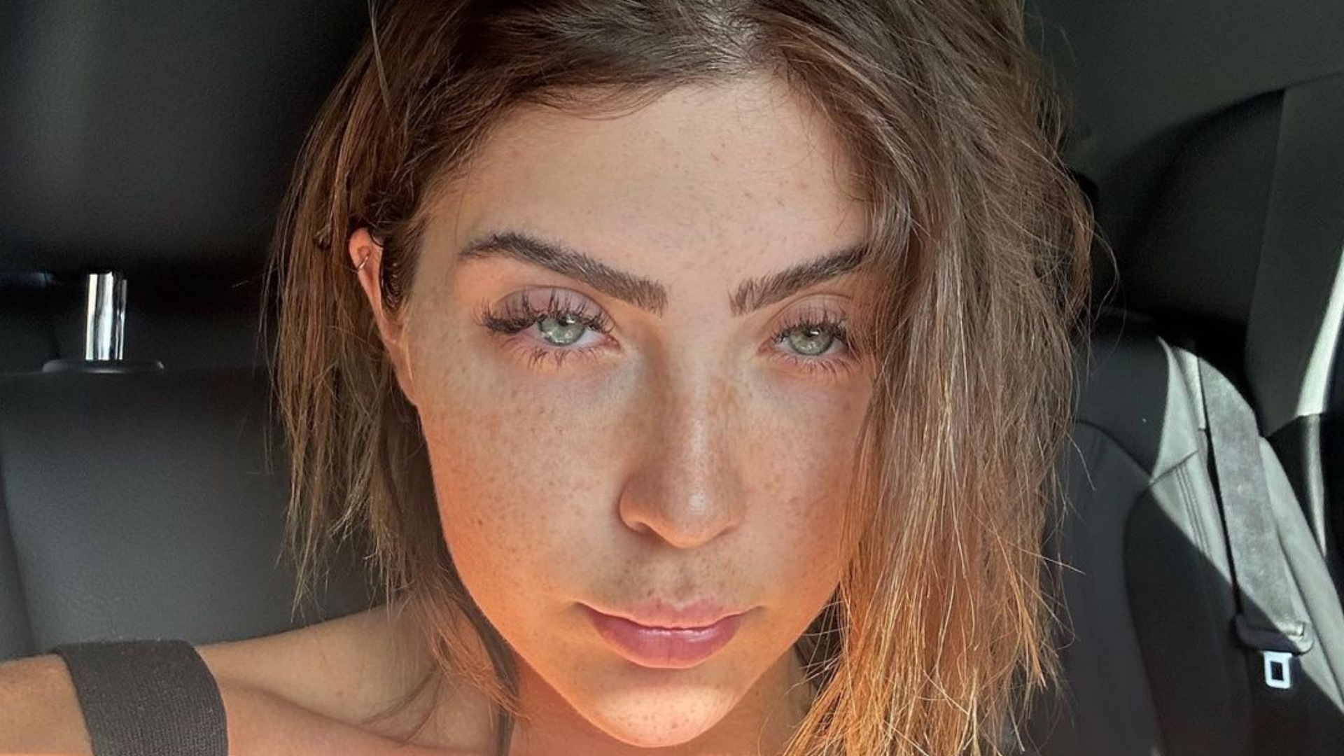 Jade Picon ostenta bumbum empinadíssimo com maiô cavado