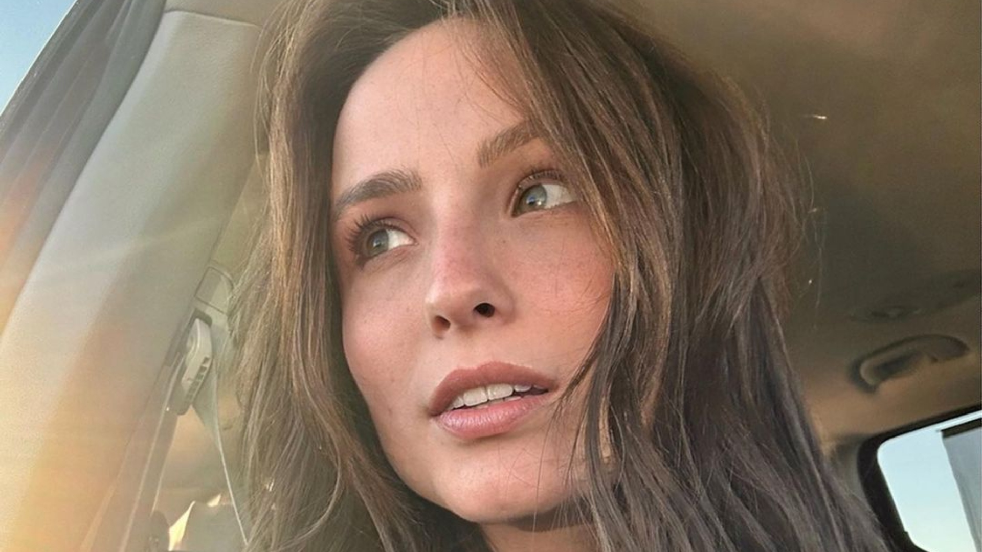 Larissa Manoela ousa no look e deixa lingerie completamente à mostra