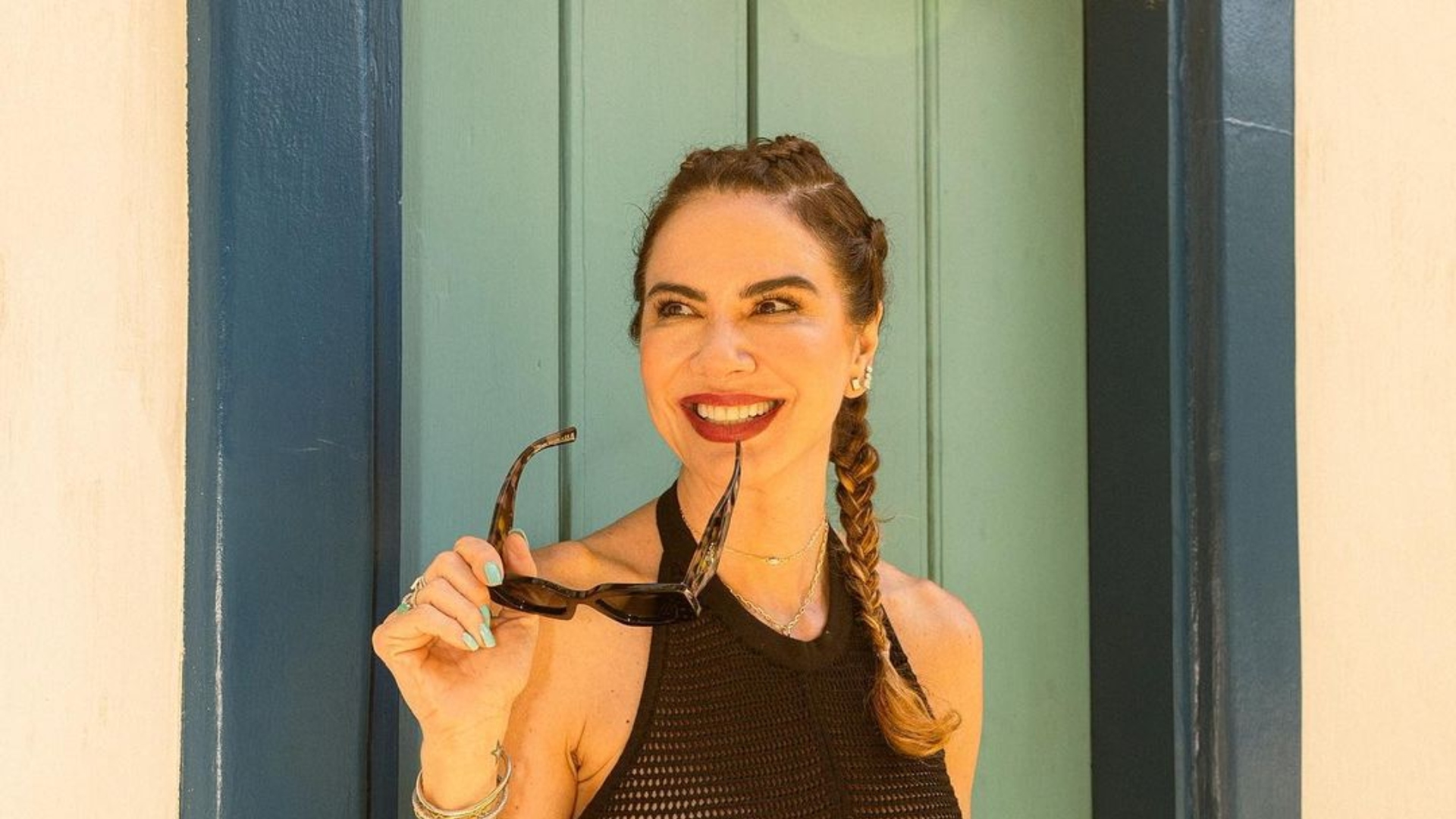 Luciana Gimenez ostenta curvas exuberantes com lingerie minúscula