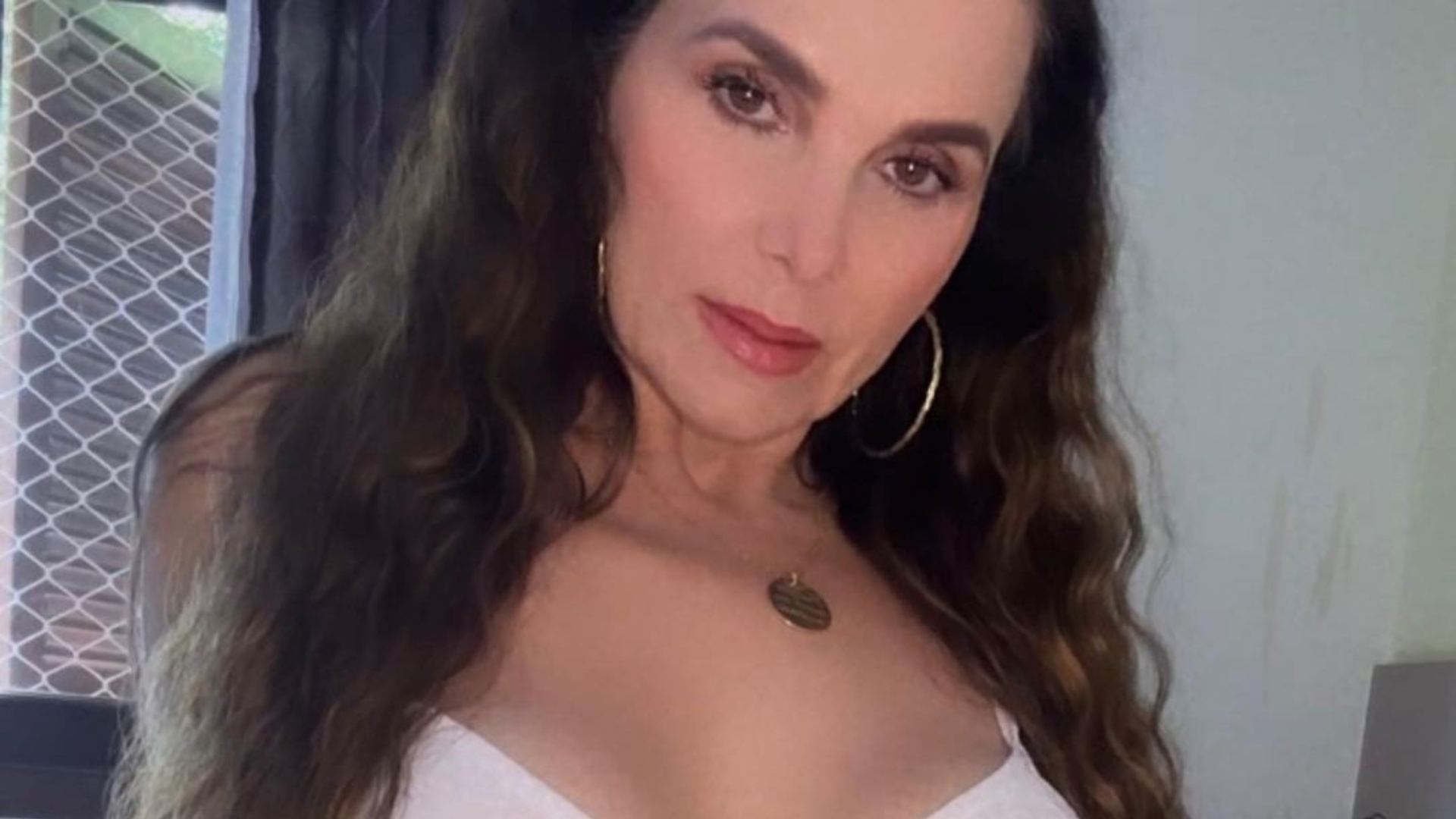 Luiza Ambiel faz tatuagem íntima e mostra resultado