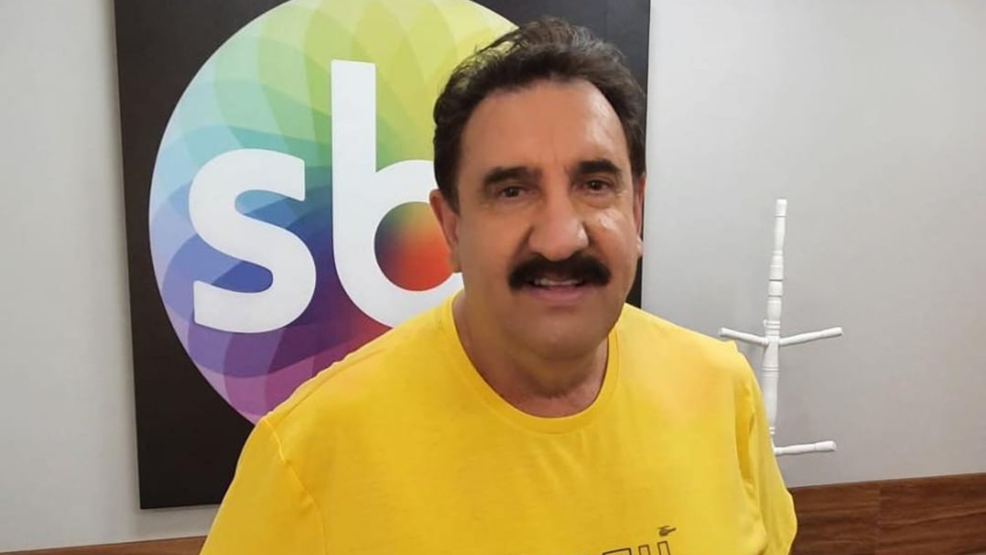 Ratinho perde a paciência com funcionária que sugeriu o uso do termo “todes” em vídeo