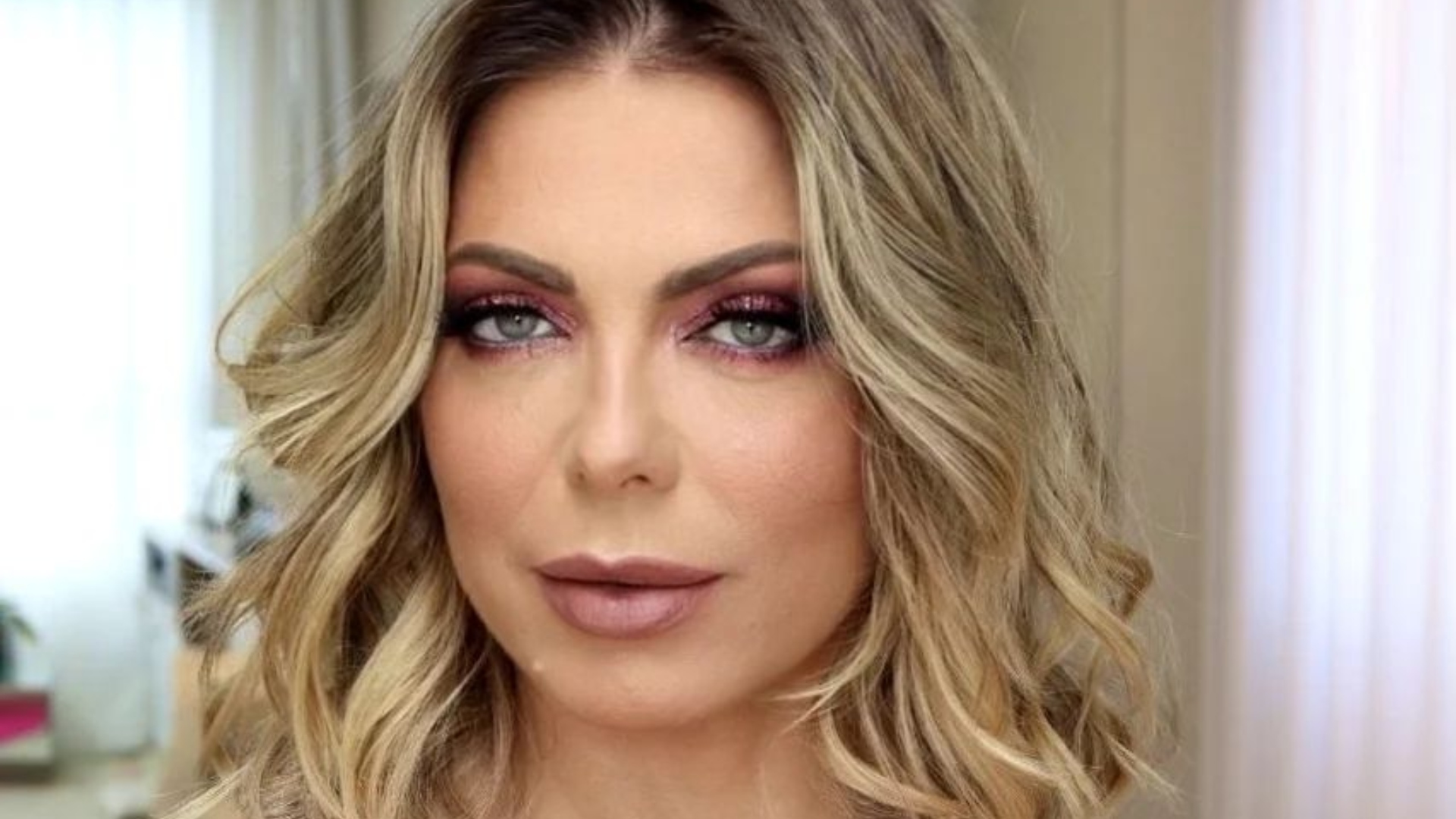 Sheila Mello exibe curvas exuberantes com biquíni minúsculo