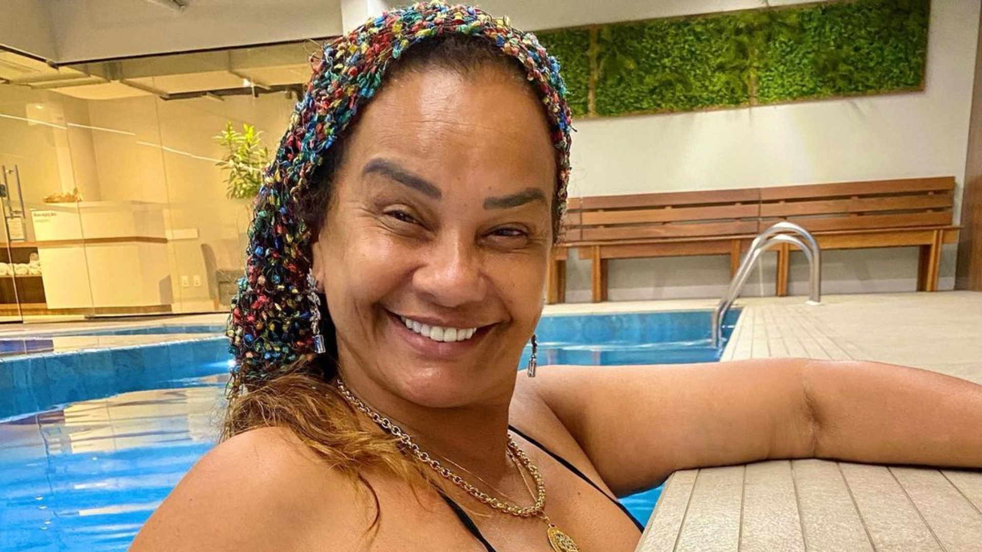 Solange Couto exibe curvas maravilhosas com lingerie de renda branca