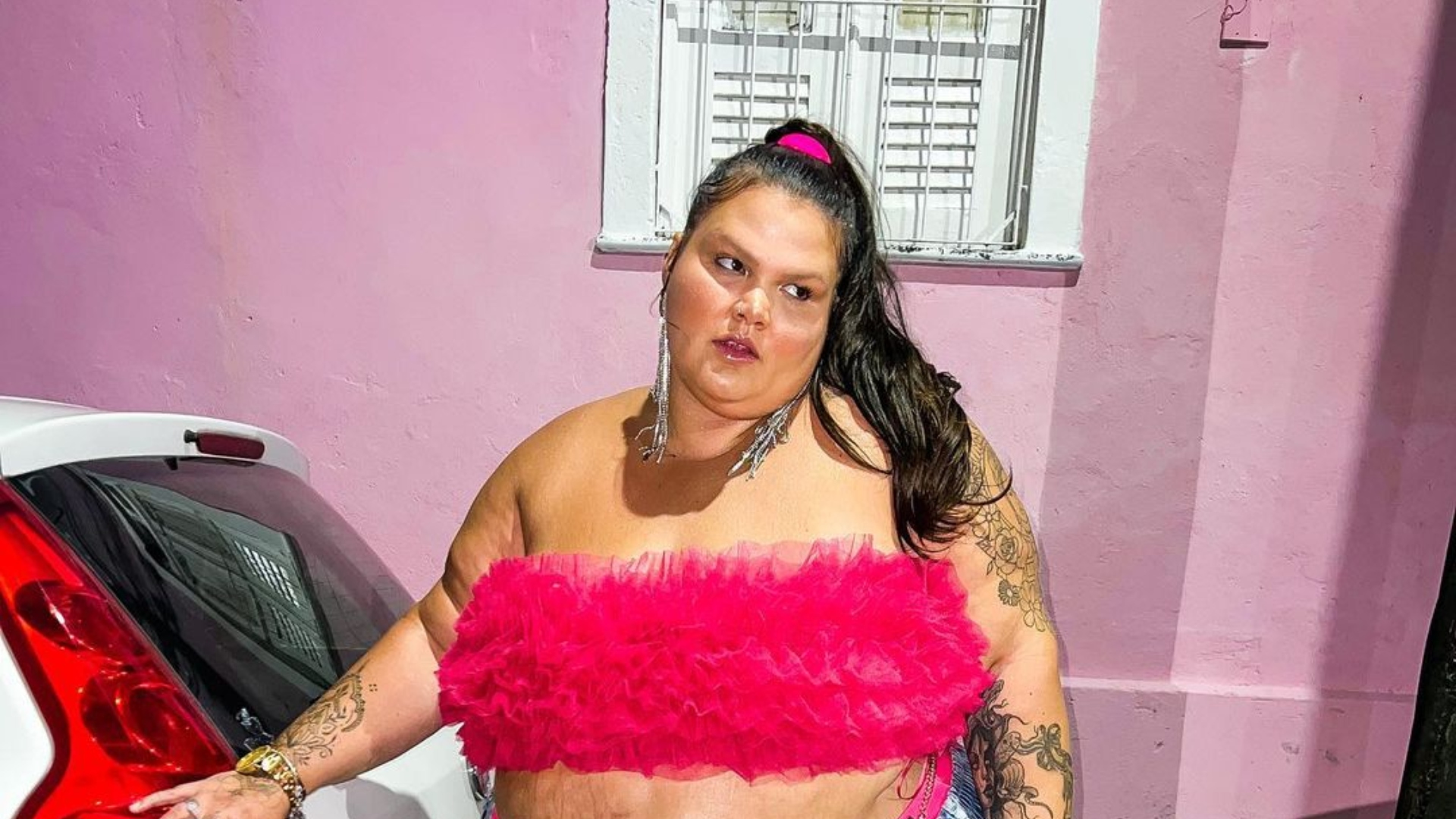 Thais Carla coloca bumbum para jogo com maiô cavadíssimo