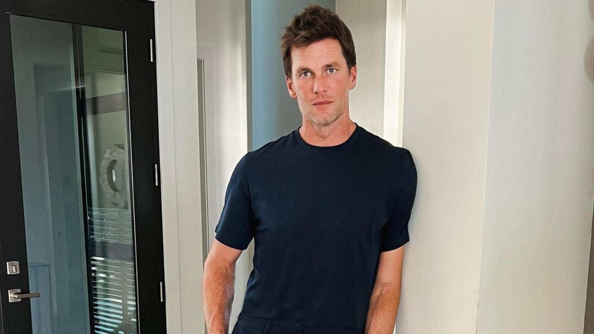 Tom Brady anuncia aposentadoria em relato emocionante e posta foto ao lado de Gisele Bündchen