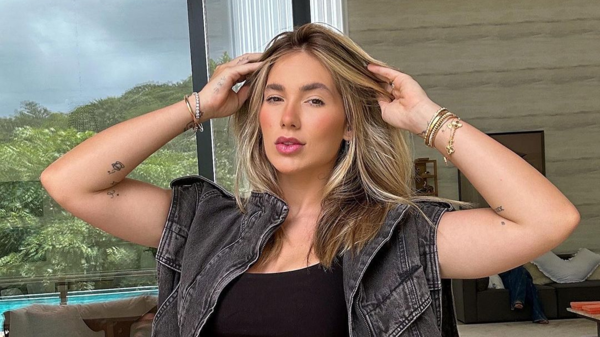 Virginia Fonseca exibe barriga trincada com calcinha minúscula e top curtinho