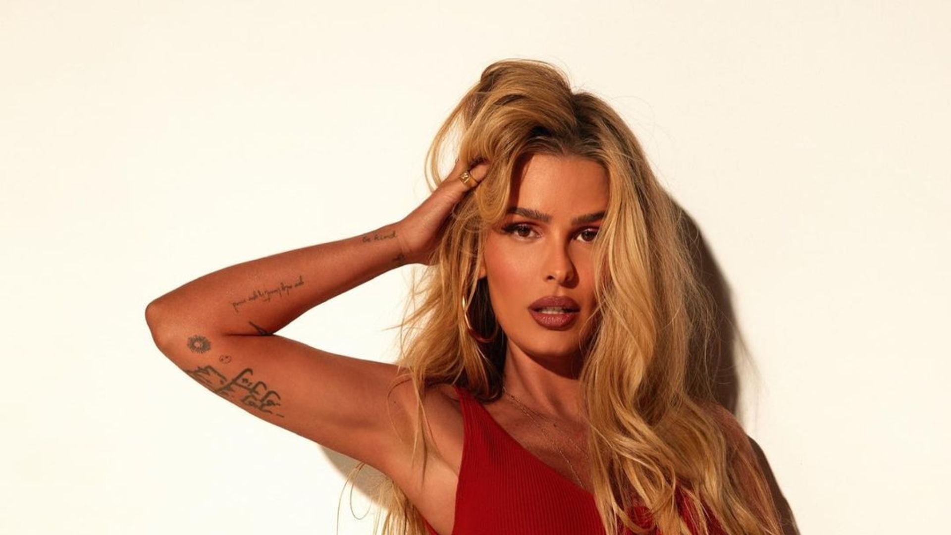 Yasmin Brunet abusa na transparência e deixa calcinha minúscula à mostra