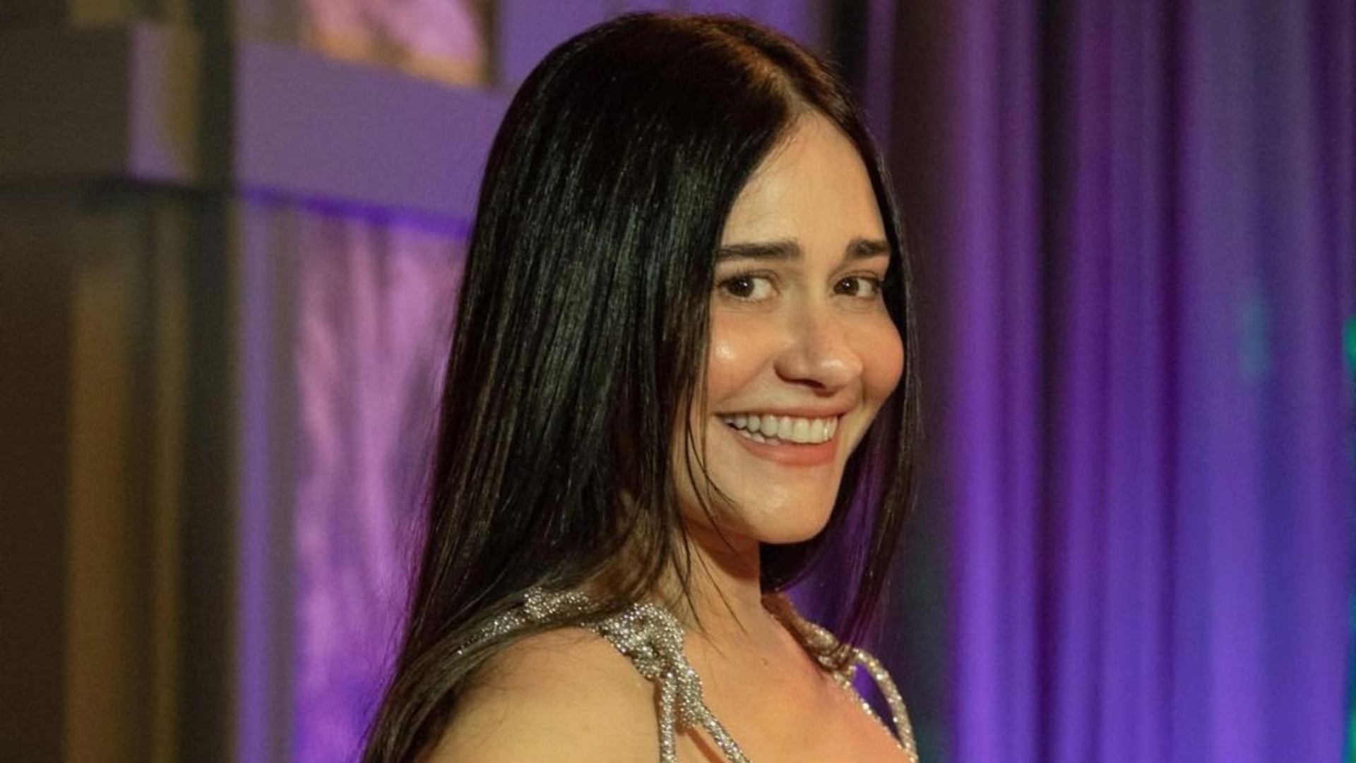 Alessandra Negrini ostenta pernões com shorts curtinho em festival