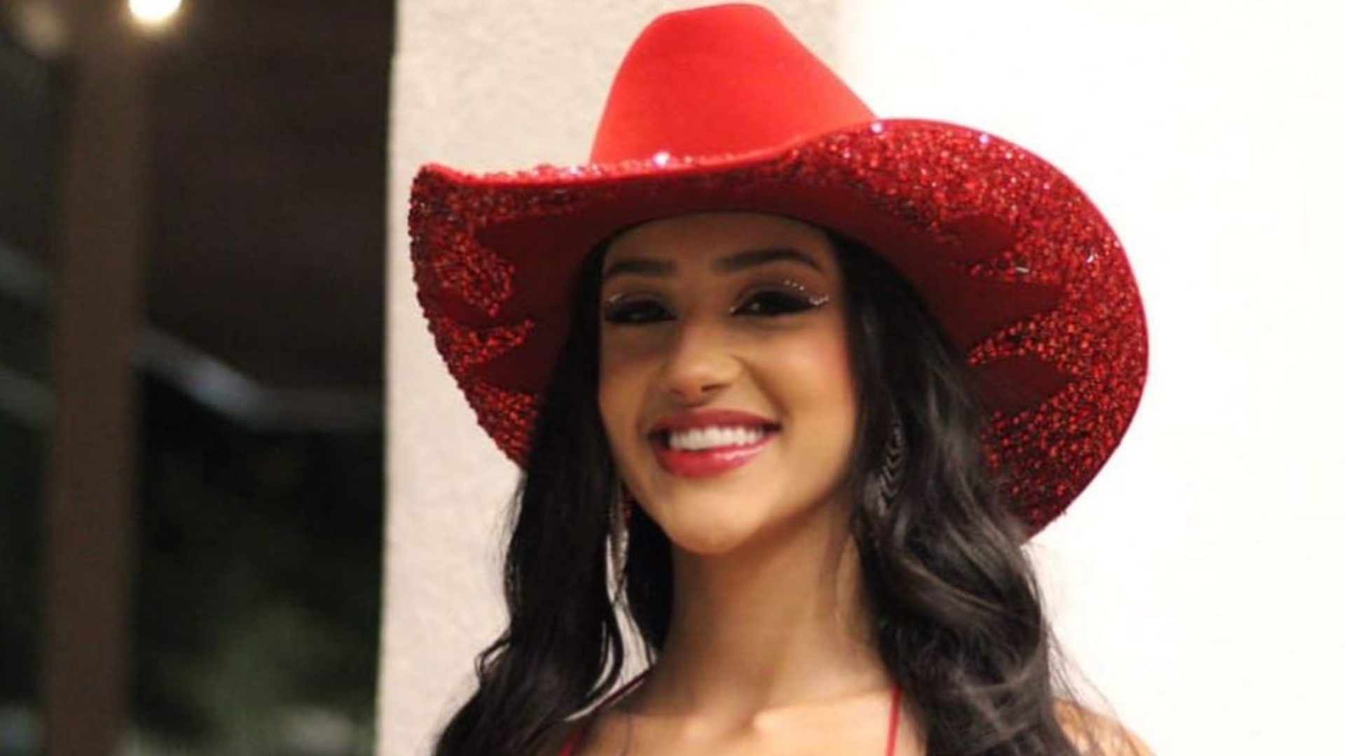 Bia Miranda surge em clima de romance com cantor após fim do noivado