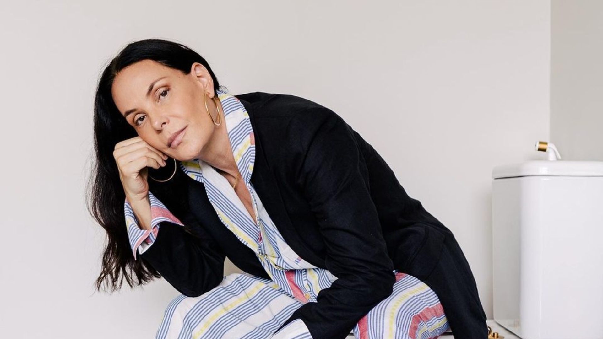 Carolina Ferraz ostenta curvas exuberantes com biquíni estampado