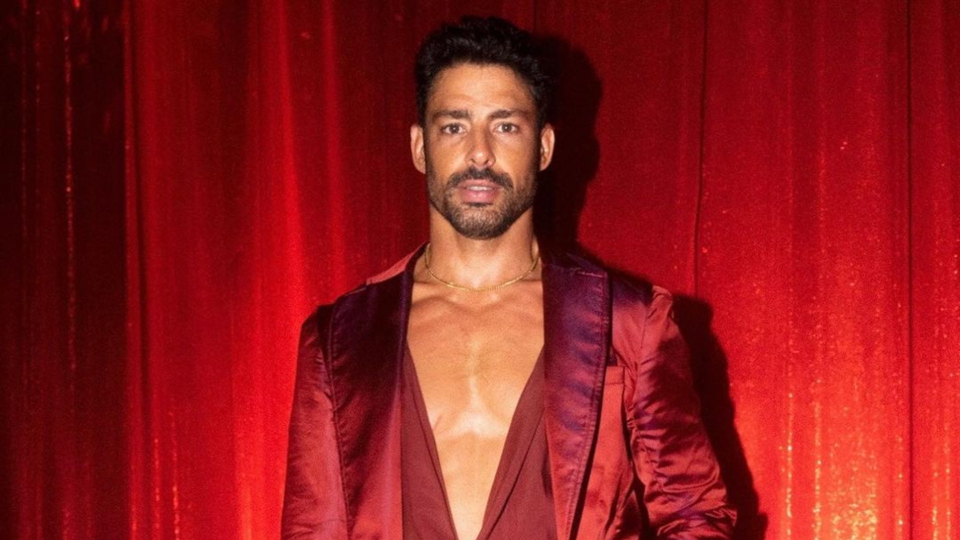 Cauã Reymond eleva clima da web ao treinar sem camisa