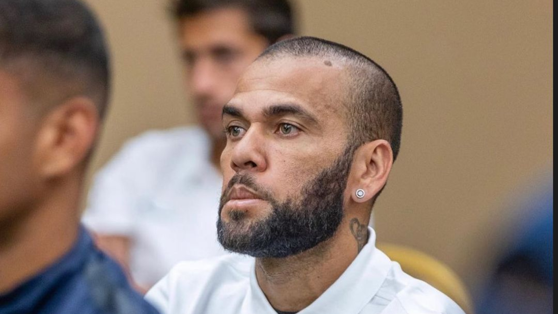 Ex-mulher de Daniel Alves o visita na cadeia e diz: “Acreditamos em sua inocência”