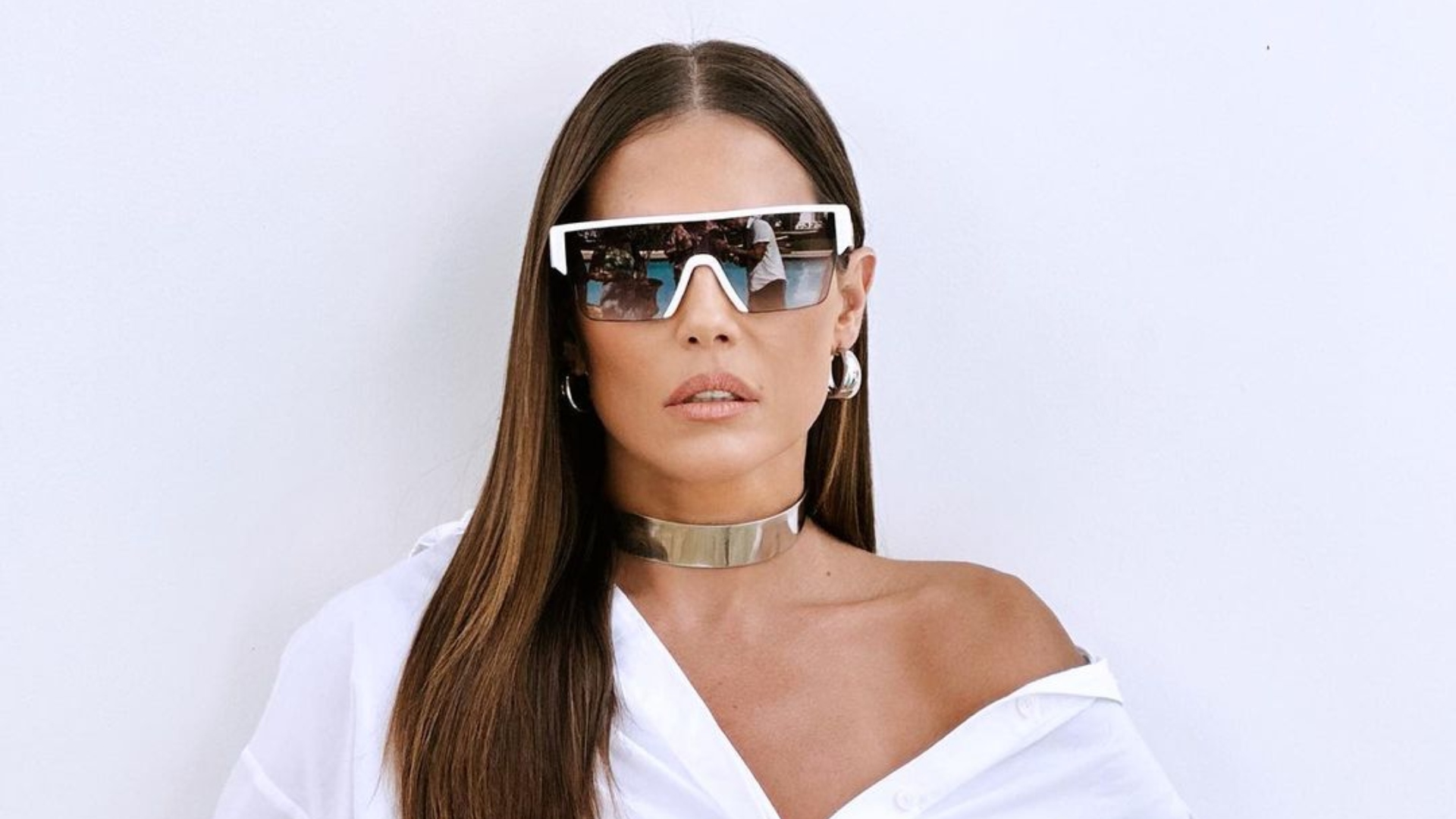 Deborah Secco esconde mamilos com cinto e quase mostra demais