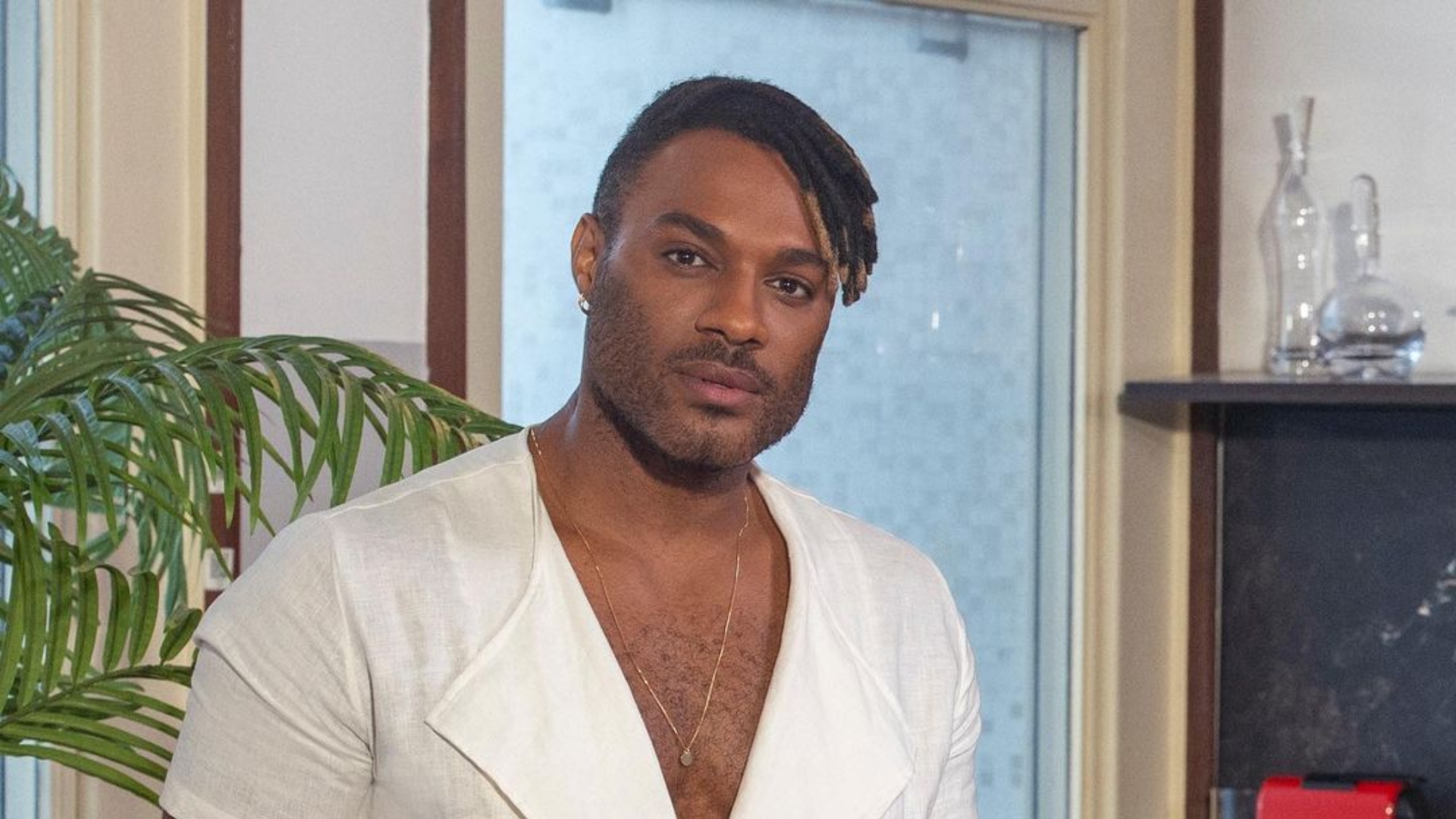 UAU! Fred Nicácio surge de sunga e volume chama a atenção
