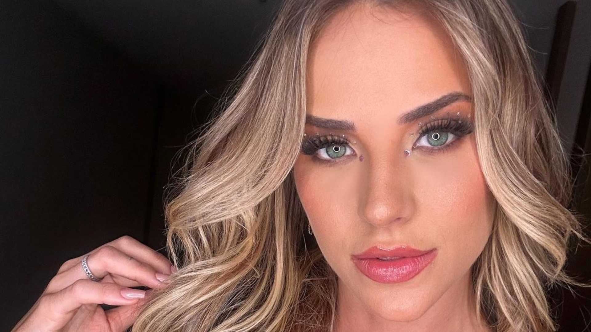 Gabi Martins ostenta bumbum empinado com body fio-dental