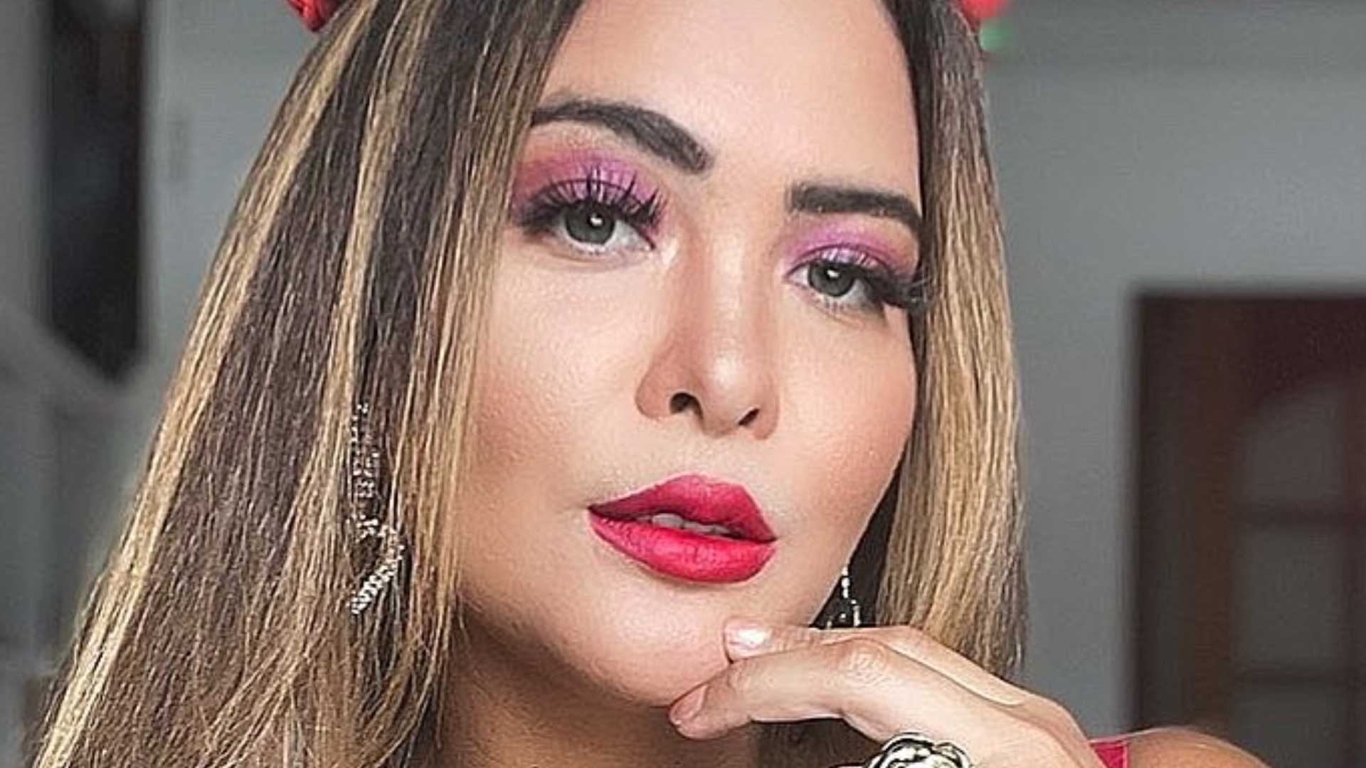 Geisy Arruda usa modelito íntimo vermelho e arranca suspiros na web